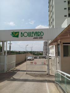a building with a sign that reads bowling yard at Apartamento na João XXIII in Teresina