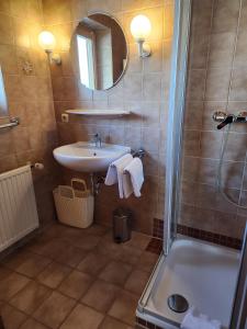 Koupelna v ubytování Haus Auracher + 18 fotografií