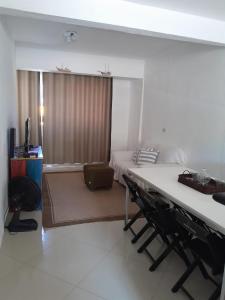 un soggiorno con letto e tavolo in una camera di Casa Marisol Maresias a São Sebastião