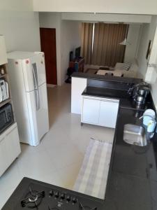 una cucina con frigorifero e piano di lavoro di Casa Marisol Maresias a São Sebastião Altre 6 foto