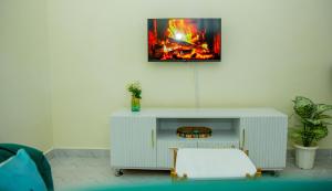 TV a/nebo společenská místnost v ubytování Tiny Haven executive one bedroom with free WIFI and Netflix