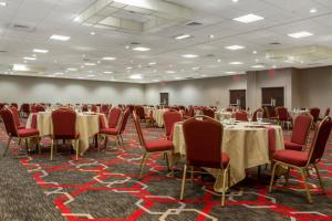 una sala de conferencias con mesas y sillas. en Quality Inn Lexington -Horse Park, en Lexington