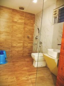 TajpurThe Promise Hotel and Resort的带淋浴、马桶和水槽的浴室