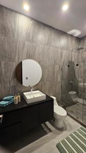 ein Badezimmer mit Toilette, Waschbecken und Dusche in der Unterkunft Departamento de lujo in Cabo San Lucas