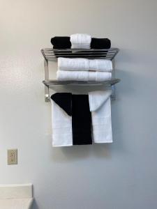 a bunch of towels on a rack in a bathroom at Charming 2-Bedroom Condo in Enchanting Palm Spring in Palm Springs