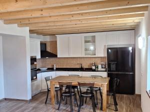 Kuchyň nebo kuchyňský kout v ubytování Hillside Haven - Sea View Retreat with Pool access