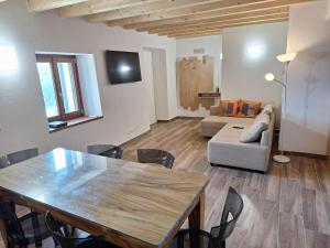 TV a/nebo společenská místnost v ubytování Hillside Haven - Sea View Retreat with Pool access