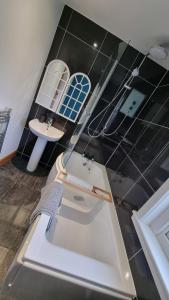 Ένα μπάνιο στο 3 Treig Road +13 φωτογραφίες