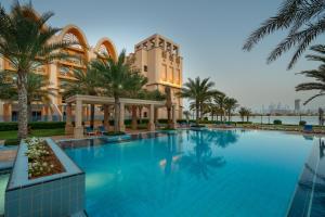 Bazén v ubytování SIMPLY COMFORT in Sarai Palm Jumeirah nebo v jeho okolí