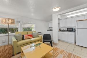 uma sala de estar com um sofá e uma mesa em Parmer's Resort em Little Torch Key