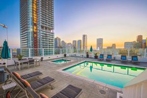 a swimming pool on the roof of a building at DTLA 2BR Rooftop Jacuzzi & Sunset Views in Los Angeles