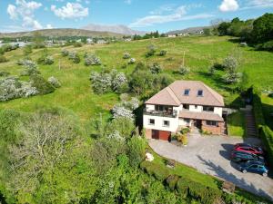 een luchtfoto van een huis in een veld bij Balcarres Self Catering in Fort William