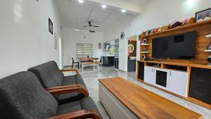 TV a/nebo společenská místnost v ubytování Uthuppan's 3bedroom unit