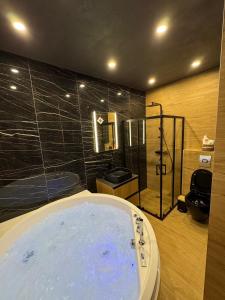 Bilik mandi di The black haven
