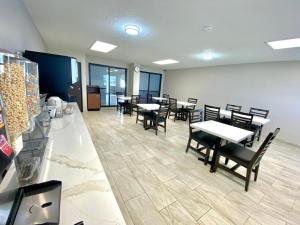オシュコシュにあるBaymont by Wyndham Oshkosh Airportの部屋にテーブルと椅子があるレストラン