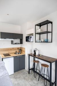 Kuchyň nebo kuchyňský kout v ubytování Studio cosy, calme avec cour extérieure, 2e étage