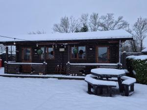 Cosy Countryside Log Cabin v zimě