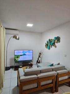 TV a/nebo společenská místnost v ubytování Villa Azure Flic-en-Flac 5 min de la plage