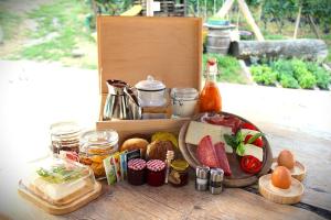 Jídlo v apartmánu nebo okolí + 21 fotografií