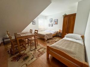 Posteľ alebo postele v izbe v ubytovaní Willa Konda - bania , sauna