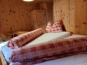 A bed or beds in a room at Berghaus am Sonnenhang Valpaschun