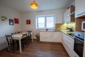 Kuchyňa alebo kuchynka v ubytovaní Apartmán ACTIVE