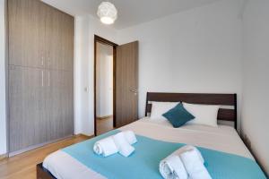 a bedroom with a large bed with two pillows at Spacious Modern 3bd Apt In Prestigious Engomi in Ayios Dhometios