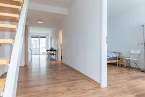 an open hallway with a staircase in a apartment at Helle Wohnung mit Balkon perfekt für Monteure und Arbeiter in Rüsselsheim