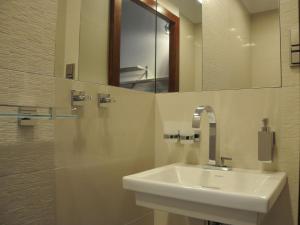 a bathroom with a sink and a mirror at Ferienwohnung Villa am Stadtpark in Görlitz +16 photos