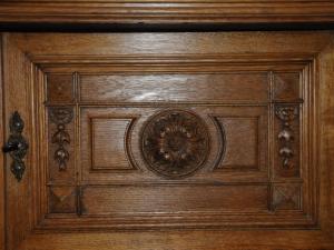 a wooden door with a design on it at Ferienwohnung Villa am Stadtpark in Görlitz