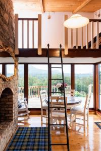 Χώρος καθιστικού στο Lakeland Lodge 400 year old Bavarian Lodge with Private Hot Tub Pet Friendly