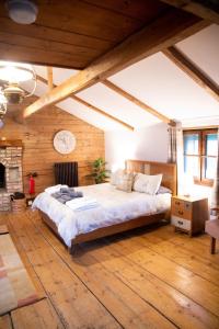 Ένα ή περισσότερα κρεβάτια σε δωμάτιο στο Lakeland Lodge 400 year old Bavarian Lodge with Private Hot Tub Pet Friendly