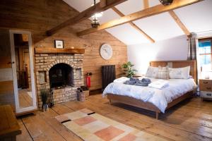 Ένα ή περισσότερα κρεβάτια σε δωμάτιο στο Lakeland Lodge 400 year old Bavarian Lodge with Private Hot Tub Pet Friendly