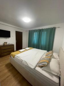 ein Schlafzimmer mit einem Bett mit zwei Handtüchern darauf in der Unterkunft Londof Villa with panoramic view in Braşov