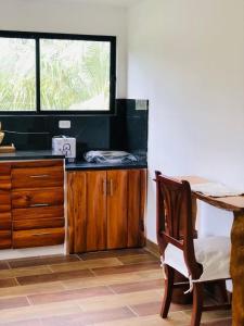 um quarto com uma mesa e uma secretária com uma janela em Rincon Arrayán em Otavalo