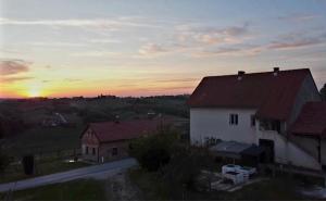 Východ nebo západ slunce při pohledu z apartmánu nebo okolí
