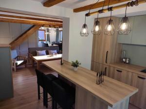 a kitchen and living room with a table and chairs at Relax Valley in Vărşag