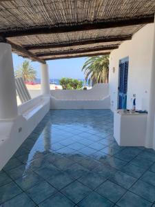 un patio avec vue sur la plage et l'océan dans l'établissement Casa K2 Stromboli, à Stromboli