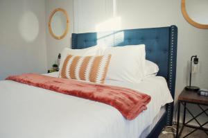 Postel nebo postele na pokoji v ubytování NEW! OSU Campus Stadium Boho Glamour