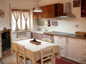 cocina con mesa y sillas en Villetta Aleanto, en Mentana
