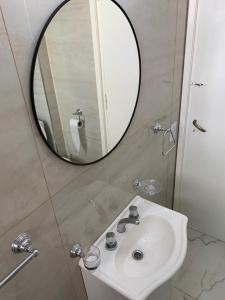 a bathroom with a sink and a mirror at DEPARTAMENTO DOS AMBIENTES APTO 4 Personas in Mar del Plata