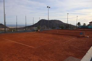einen Tennisplatz mit Bergen im Hintergrund in der Unterkunft Chayofa Escape Relax and Enjoy in Chayofa