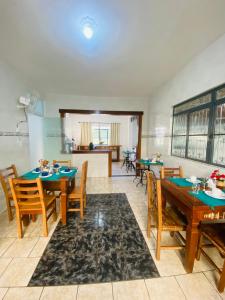 uma sala de jantar com mesas e cadeiras de madeira em Pouso Aconchego - 350m Maria Fumaça em Tiradentes