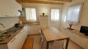 Kuchyň nebo kuchyňský kout v ubytování Sogno delle Dolomiti