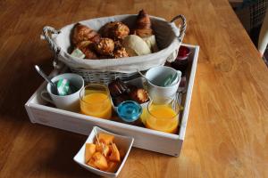 un cestino per il pranzo con cibo e bevande su un tavolo di Aux p'tits bonheurs la grange a Neuve-Chapelle Altre 7 foto