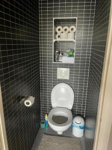 Ένα μπάνιο στο Charmant appartement à 2 min de Paris