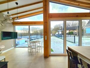 a kitchen and dining room with a large glass window at Hunsrücker Tiny Ferien L in Hottenbach