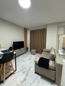 TV a/nebo společenská místnost v ubytování Dennys Apartment at Gardenia Myslym Shyri