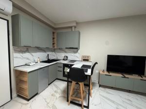 Kuchyň nebo kuchyňský kout v ubytování Dennys Apartment at Gardenia Myslym Shyri