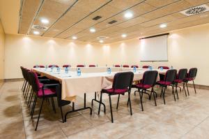 Zona business o sala de conferencias en ibis Styles Pamplona Noain